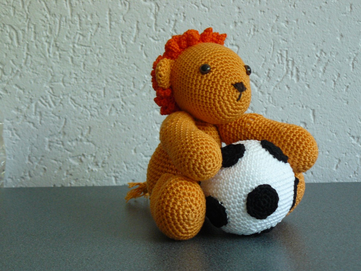 Voetbal leeuw en losse voetbal