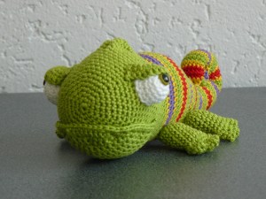 Vooraanzicht van een vrolijke kameleon