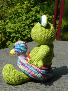 Bijna verstopt in het groen, de zwemband verraad hem.