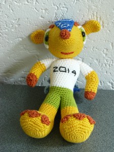 Vrolijke vriendelijke voetbalmascotte