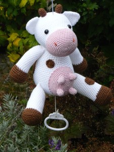 Zittende of hangende koe met muziekdoos