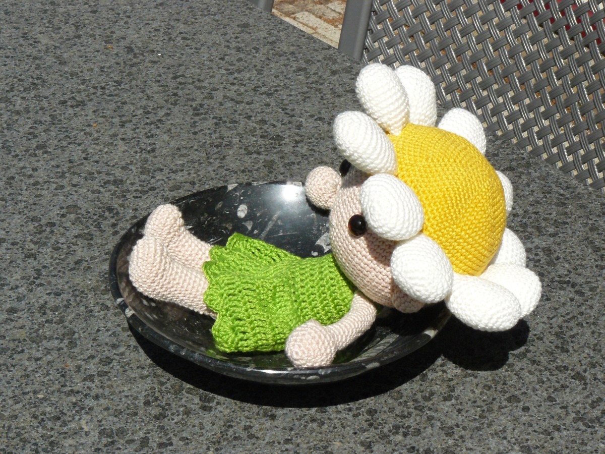 Lieve pop en bloem ineen