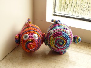 Per twee en met rammelaar of pieper