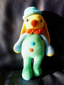 Clown en konijn in een